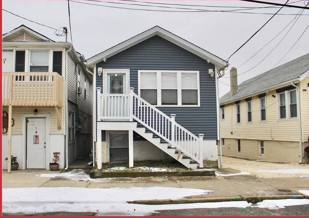 Beautifully Renovated 2 bedroom apartment 5 houses from the beach, and Saw Mill.