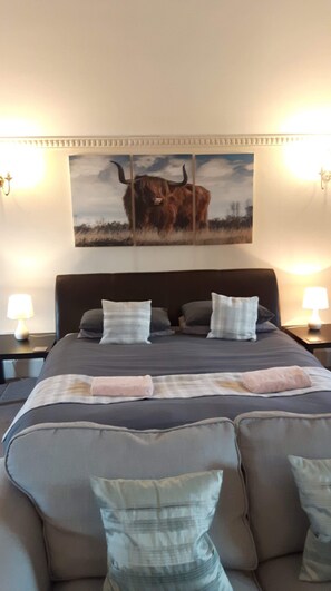 Iron/ironing board, free cots/infant beds, bed sheets - Easter house of Ross self catering (Crieff)