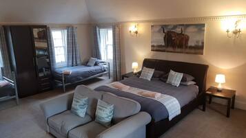 Nhà tiện nghi đơn giản, 4 phòng ngủ | Bàn ủi/dụng cụ ủi quần áo, nôi (giường cho trẻ sơ sinh) miễn phí