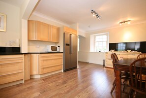 Comfort House, 4 Bedrooms | Shared kitchen facilities | Full-size fridge, microwave, oven, stovetop - Easter house of Ross self catering (Crieff)