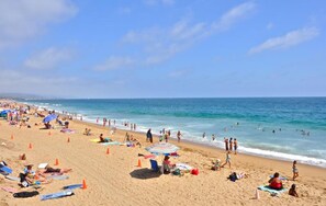 A crowded beach with people sunbathing and swimming, and a clear blue sky. - Charming Beach Cottage Duplex-Huge Upper Level  (Newport Beach)