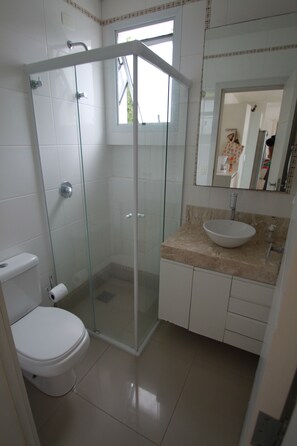 Dusche, Haartrockner, Handtücher