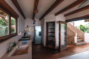 Kjøleskap, mikrobølgeovn, ovn og kokeplater