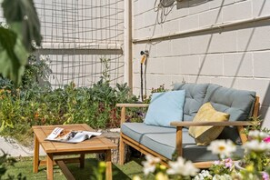 Terrace/patio - Spacious One Bedroom Queen Bed Inner City Stay (Calgary)
