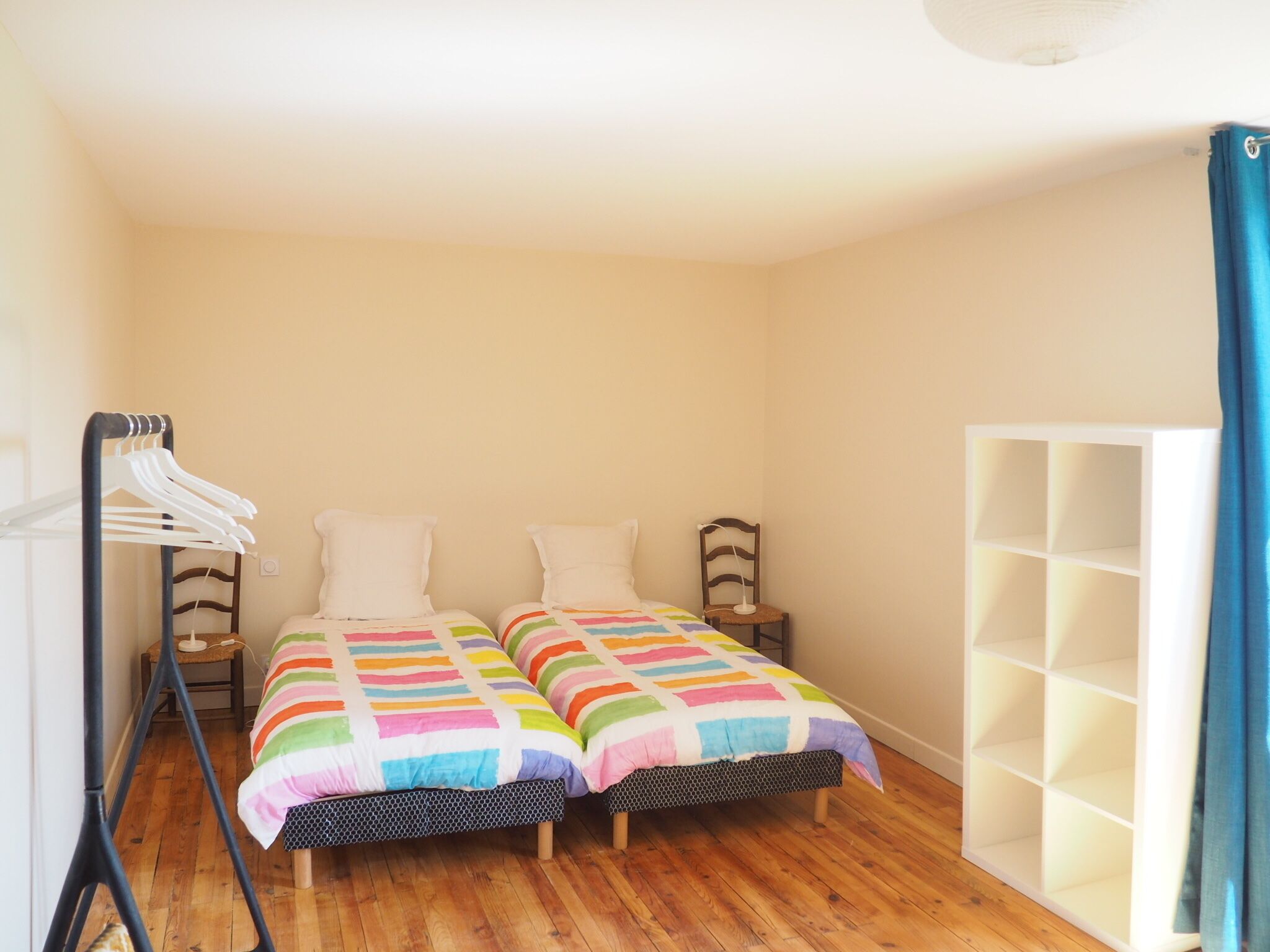 4 habitaciones, tabla de planchar con plancha, wifi y ropa de cama 