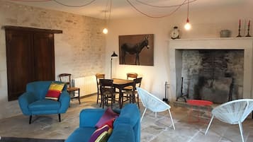 Télévision, cheminée, livres