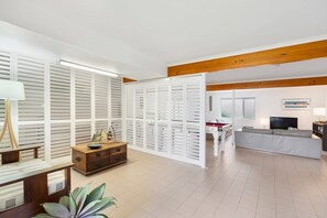 Flat-screen TV, fireplace, DVD player - 11 Hero Ave - Spacious Family Home, with spectacular ocean and hillside views, right near the beach (Middleton)