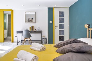 家庭房, 独立浴室, 花园景观 | 防过敏的被褥、办公桌、免费婴儿床、免费 WiFi