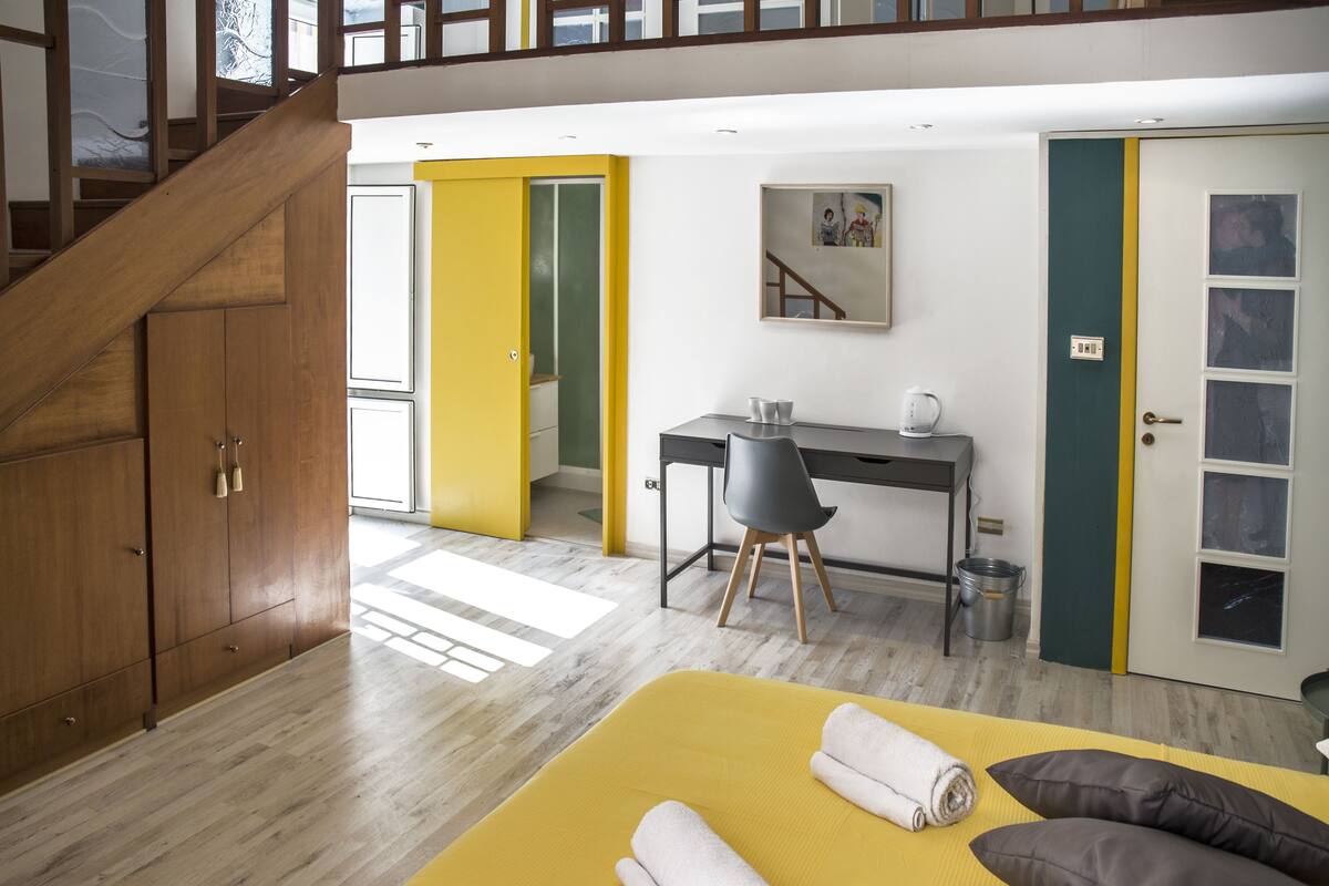 Habitación familiar, baño en la habitación, vista al jardín | Ropa de cama hipoalergénica, escritorio, cunas gratuitas y wifi gratis