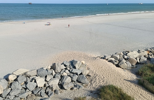 Sun Skipper Ocean Front Top Floor Pink Coral  Buidling