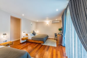 Quarto família, 1 cama King, para não fumantes, vista para o jardim | Frigobar, individualmente decorados, individualmente mobiliados