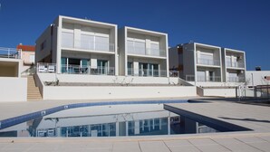 A modern building with a swimming pool in front. - Beautiful new apartment with swimming pool on the Portuguese Silver Coast (Salir do Porto)