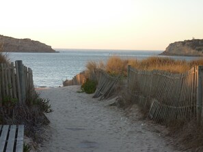 Playa en los alrededores, camastros y toallas de playa 