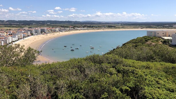 A coastal view with a sandy beach, boats, and buildings. - Beautiful new apartment with swimming pool on the Portuguese Silver Coast (Salir do Porto)