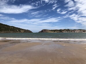 Playa en los alrededores, camastros y toallas de playa 