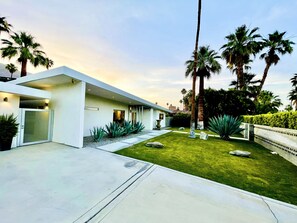 Exterior - Warm Sands Mid-Century Oasis (Palm Springs)