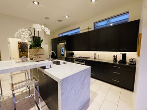 Fridge, microwave, oven, stovetop - Warm Sands Mid-Century Oasis (Palm Springs)