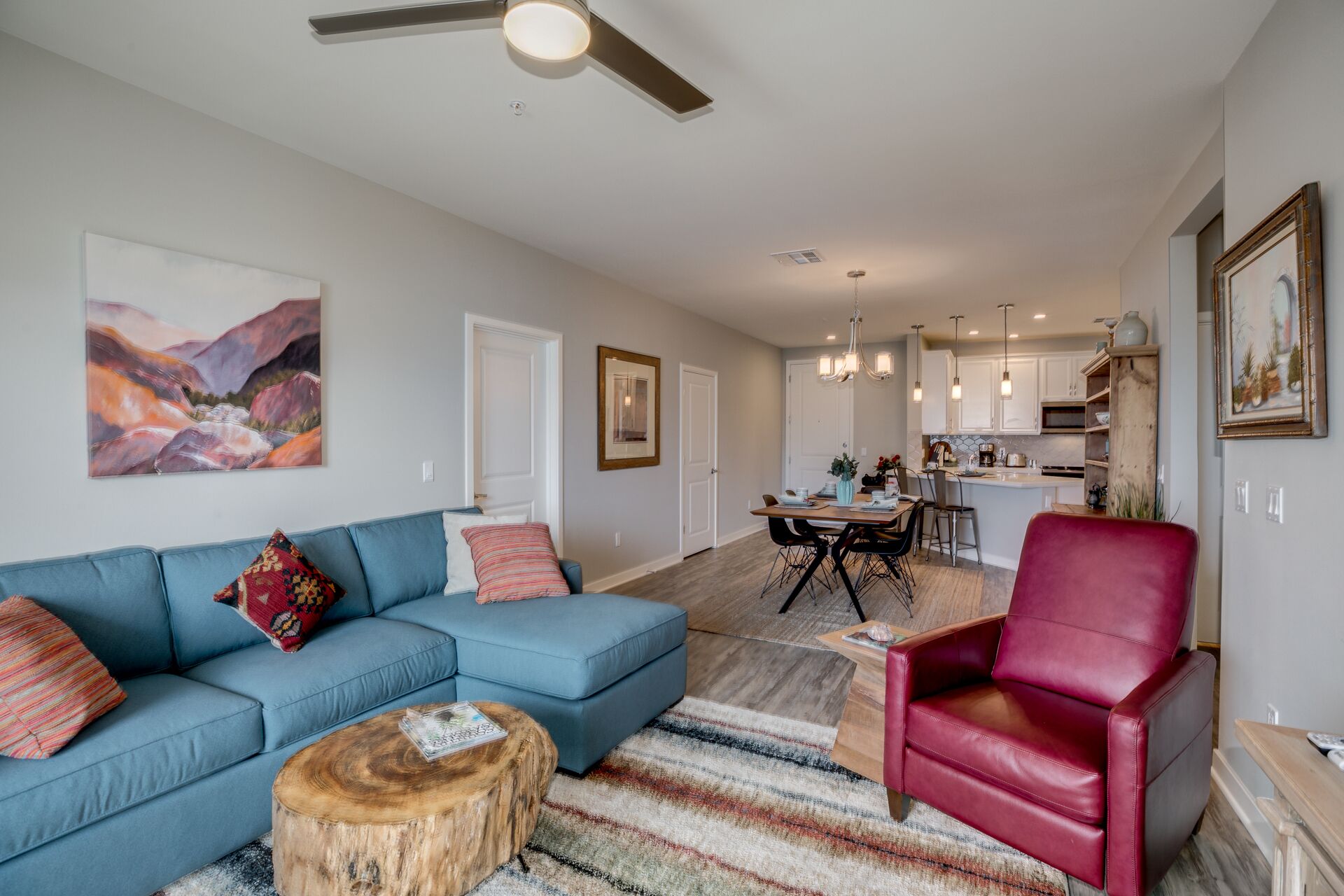 Een televisie en een open haard