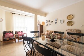 Familie huis, 3 slaapkamers, terras, op benedenverdieping | Dineren in de kamer