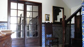 Villa familiar, varias habitaciones | Zona de estar | Una televisión de pantalla plana