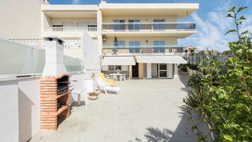 Casa familiar, 3 habitaciones, terraza, planta baja | Zona de parrillas o pícnic