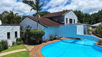 Piscine extérieure (ouverte en saison)