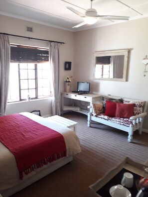 Deluxe Room, 1 Queen Bed | Premium bedding, Select Comfort beds, minibar, individually decorated - Umuzi Guesthouse (Richards Bay)