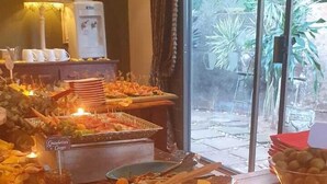 Una mesa de buffet con diferentes alimentos y una vela.