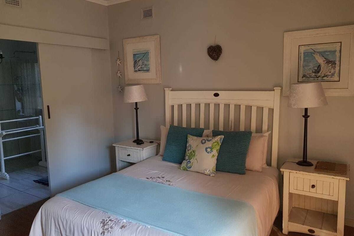 Comfort Room, 1 Queen Bed | Premium bedding, Select Comfort beds, minibar, desk