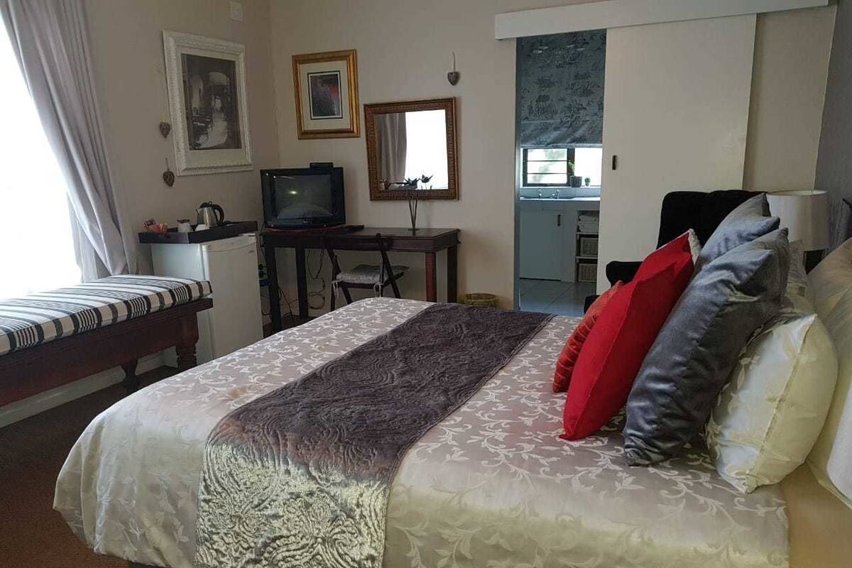 Deluxe Double Room, 1 Queen Bed, Pool View | Premium bedding, Select Comfort beds, minibar, desk