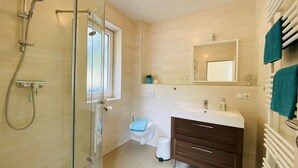 Eenvoudig appartement, uitzicht op tuin | Badkamer