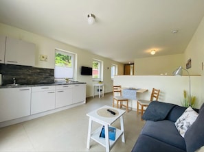 Basic Apartment, Garden View | Living area | Flat-screen TV - Bischofshof (Sellin)