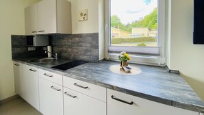 Eenvoudig appartement, uitzicht op tuin | Privékeuken
