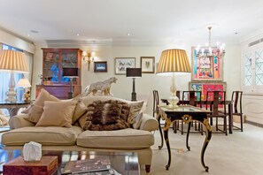 Apartamento tradicional | Zona de estar | Smart TV de 55 pulgadas con canales digitales, una televisión