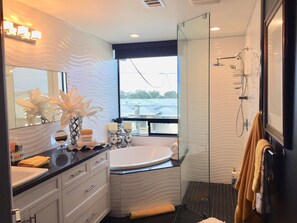 Combined shower/bathtub, rainfall showerhead, hair dryer, towels