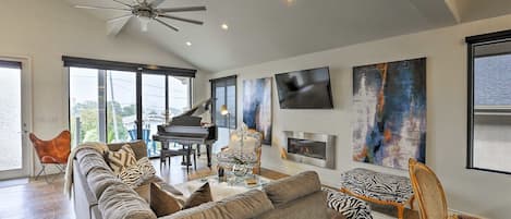 Een smart-tv, een open haard, een stereo en een kantoor