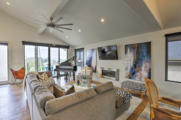 Smart TV, fireplace, stereo, offices