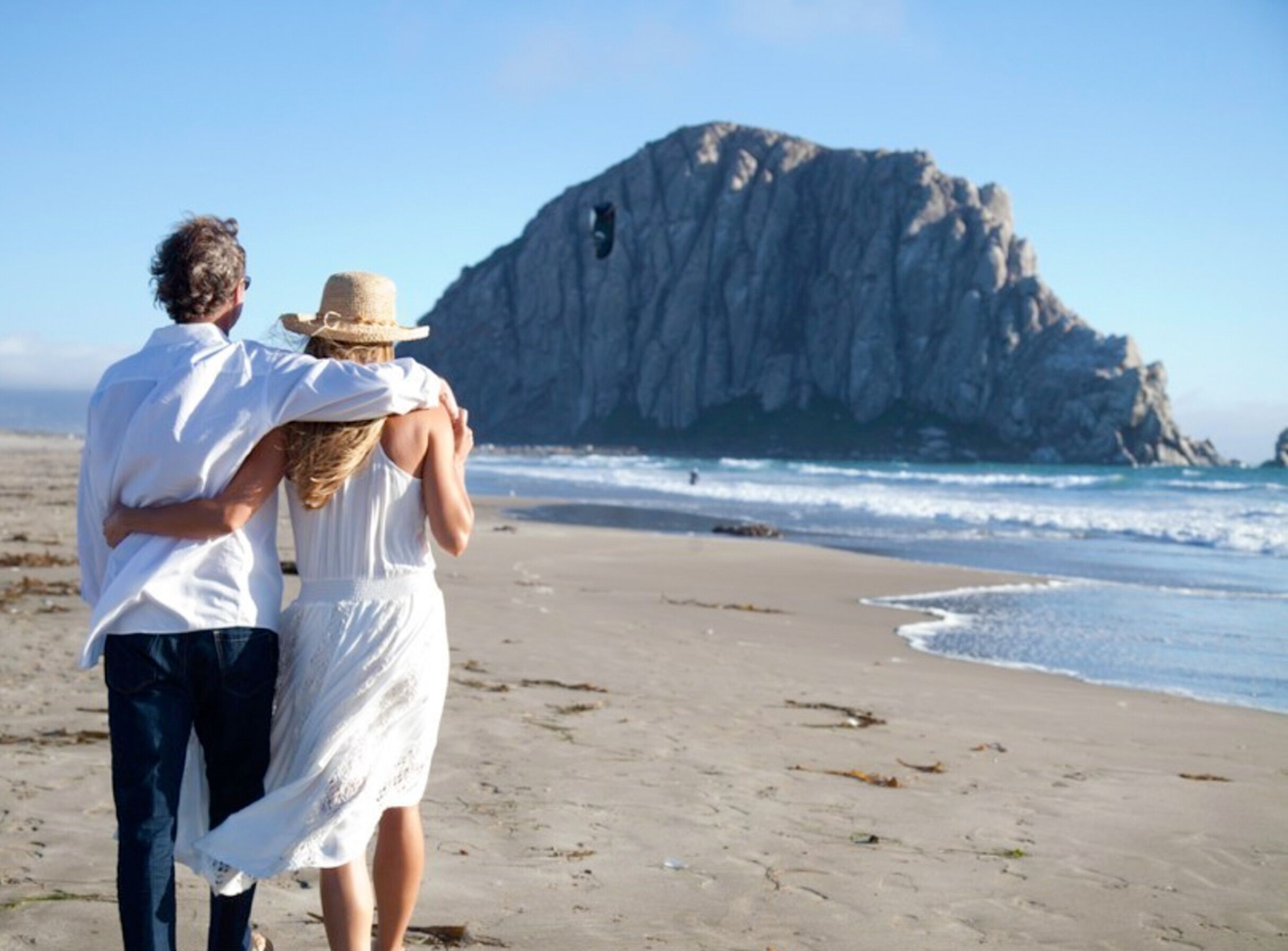 En la playa, camastros y toallas de playa 