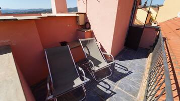 Habitación doble romántica, 1 cama King size, para no fumadores, vista a la ciudad | Terraza o patio