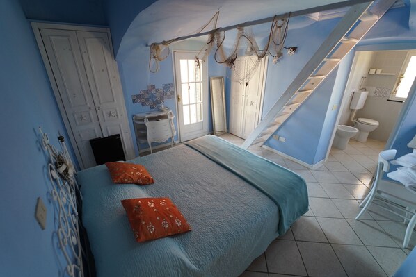 Habitación romántica doble, 1 cama de matrimonio grande, no fumadores, vistas a la ciudad | Minibar, decoración individual, wifi gratis