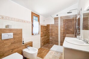 A modern bathroom with a shower, bidet, and sink. - Exclusive Villa, A / C, Pool, Sauna, Gym, Beach Volleyball, Free Wi-Fi, Sat TV, BBQ (Sarzana)