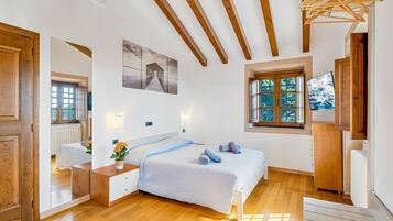 4 bedrooms, down comforters, memory foam beds, in-room safe