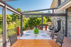 Outdoor dining - Exclusive Villa, A / C, Pool, Sauna, Gym, Beach Volleyball, Free Wi-Fi, Sat TV, BBQ (Sarzana)