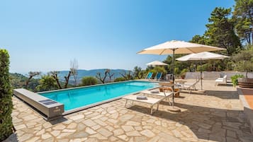 Piscina coperta, piscina all'aperto, ombrelloni da piscina, lettini