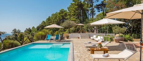 Sisäuima-allas, ulkouima-allas, aurinkovarjoja, aurinkotuoleja