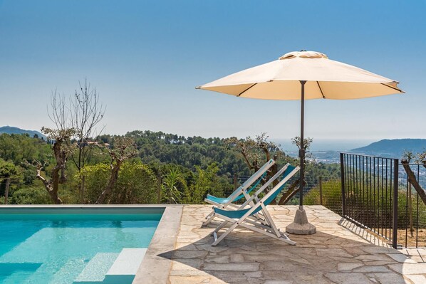 A pool area with a view of a mountainous landscape. - Exclusive Villa, A / C, Pool, Sauna, Gym, Beach Volleyball, Free Wi-Fi, Sat TV, BBQ (Sarzana)
