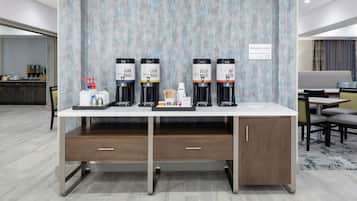Un comedor con estación de café que ofrece café descafeinado, tueste claro y agua caliente.