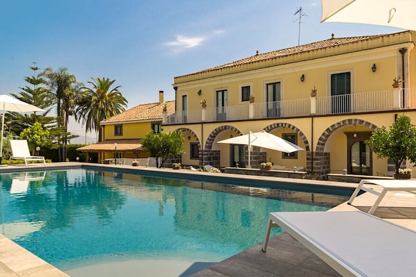 Una piscina al aire libre