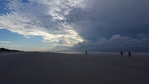 Beach - Convertible studio/Sleeps 4 - ONLY 8/1/26 thru 8/7/26,  8/8 Checkout!! (Hilton Head Island)