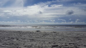 Beach - Convertible studio/Sleeps 4 - ONLY 8/1/26 thru 8/7/26,  8/8 Checkout!! (Hilton Head Island)